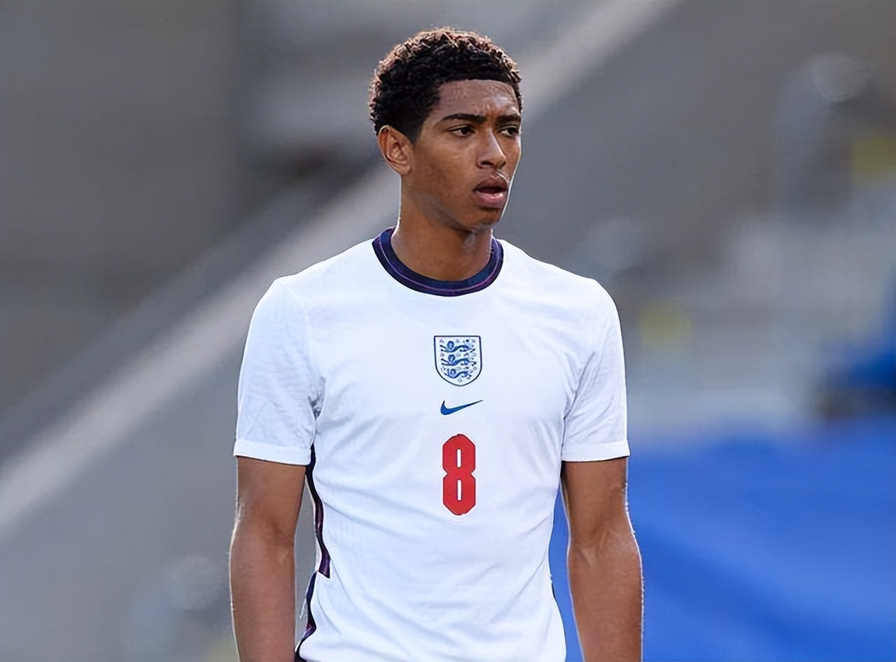 小伙高尔夫模拟器前打高尔夫，结果一杆打到消防喷淋头（男子在高尔夫模拟器前挥杆，一球误中消防喷头）