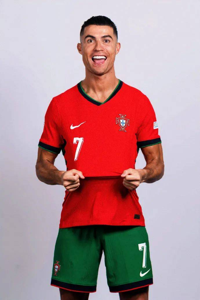 前队友：曾和马拉多纳开车出行，交警把我们拦住只为和他合影（前队友忆：与马拉多纳同车外出，交警拦停只为合影）