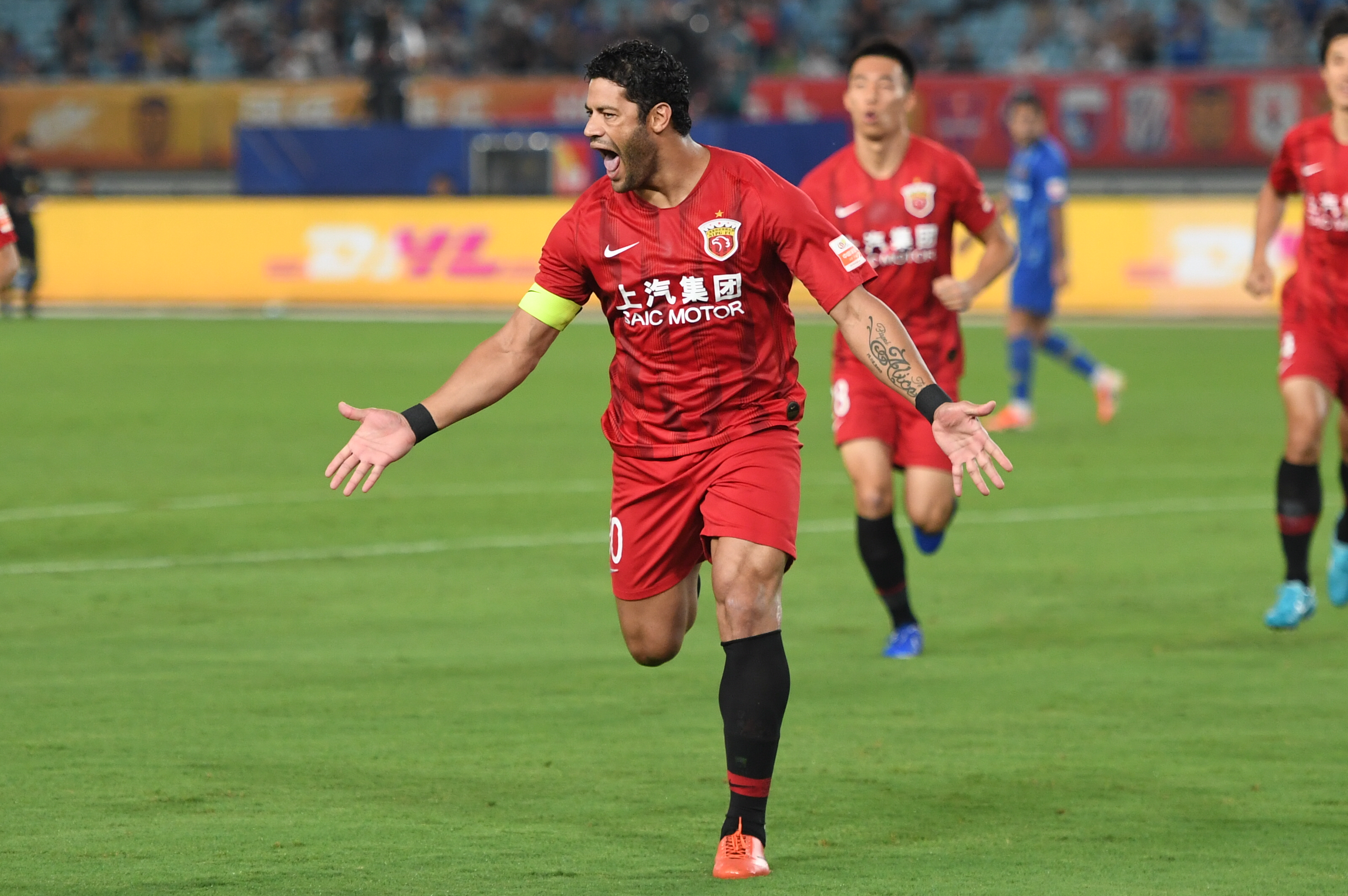 凯恩：希望卡尔不要被外界嘈杂的声音干扰；我很享受参与防守（凯恩：盼卡尔屏蔽外界噪音；参与防守让我乐在其中）