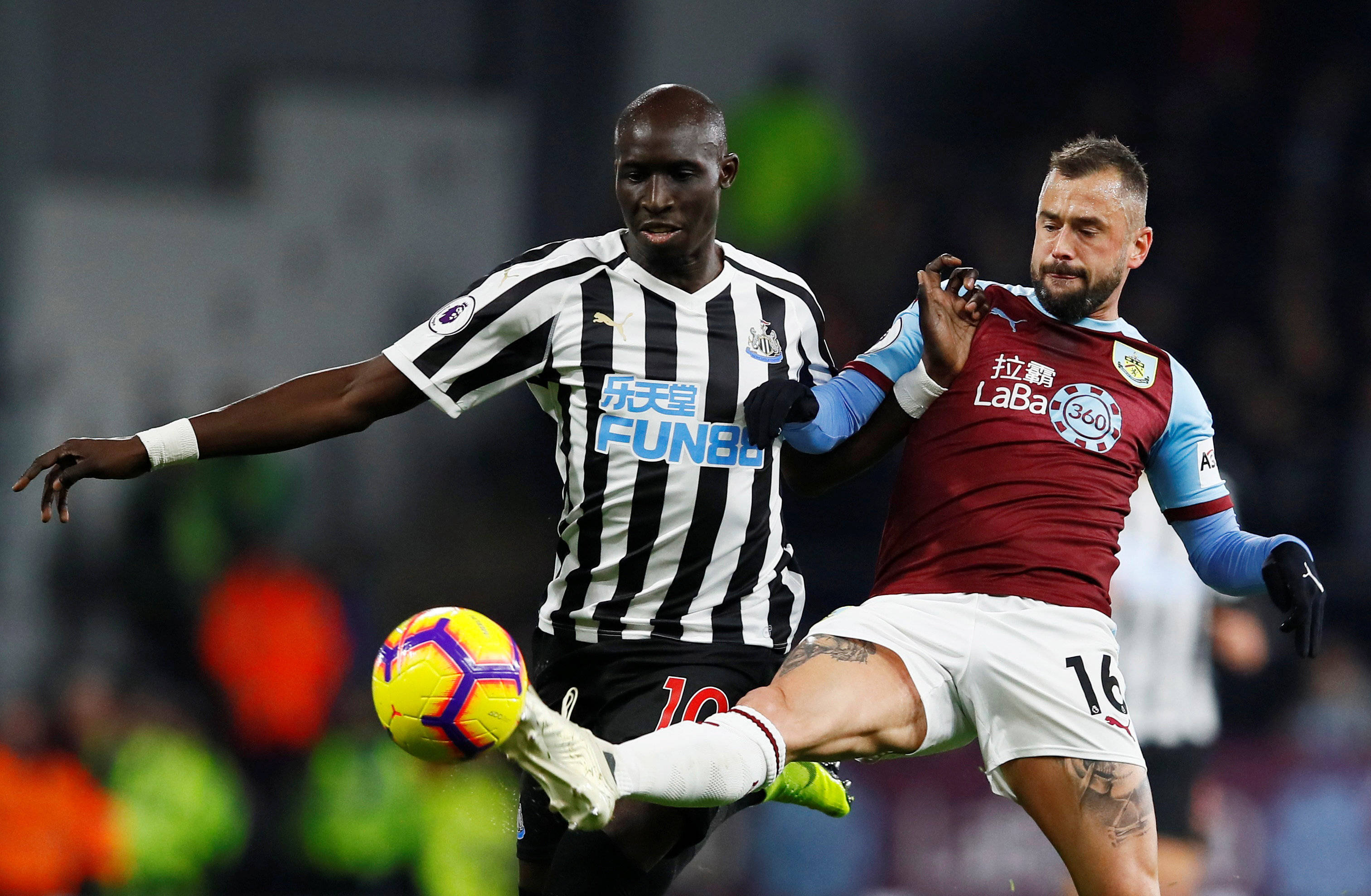 杰伦·布朗独挑大梁！多项数据位列联盟榜首（杰伦·布朗火力全开！多项数据领跑全联盟）