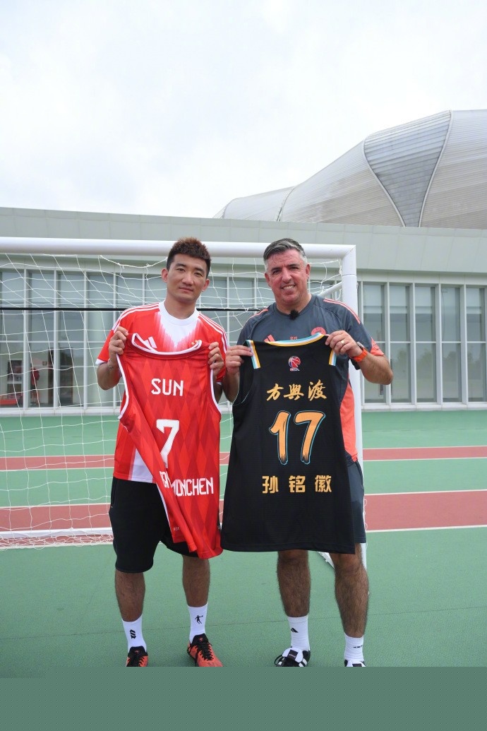 阿森纳传奇蒂埃里-亨利被评为全球第三性感的光头男士（阿森纳名宿蒂埃里·亨利荣登全球性感光头榜第三位）